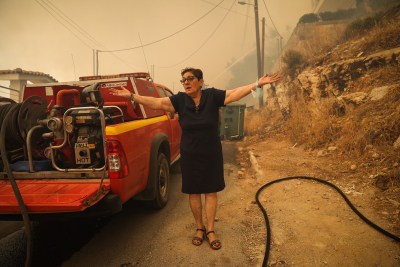Φωτιά στη Βούλα: Εντολή για εκκένωση οικισμών και παιδικών χωριών SOS- Οι φλόγες κατευθύνονται προς Βάρη, Live οι εξελίξεις