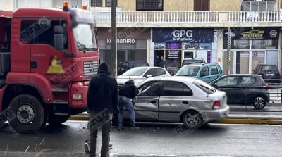 Τροχαίο ατύχημα στην λεωφόρο Μαραθώνος, ΙΧ συγκρούστηκε με φορτηγό