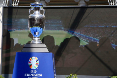 Με το τρόπαιο του UEFA EURO 2024 φωτογραφήθηκαν οι λάτρεις του ποδοσφαίρου στο Ζάππειο