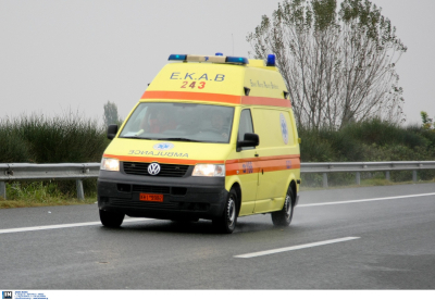 Ασθενοφόρο του ΕΚΑΒ πήρε φωτιά εν κινήσει στο Βελεστίνο
