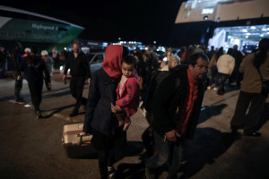 Στον Πειραιά οχηματαγωγό με μετανάστες από τη Μυτιλήνη - Επί της υποδοχής βουλευτές ΣΥΡΙΖΑ (vid)
