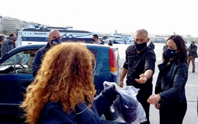 Γεύματα και χειμερινό ρουχισμό μοίρασαν η Δόμνα Μιχαηλίδου και ο Δήμαρχος Πειραιά Γιάννης Μώραλης σε άστεγους
