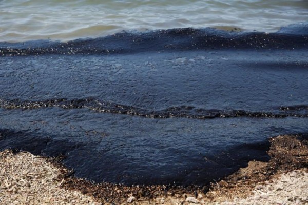 Πετρελαιοκηλίδα: Ενημέρωση για την πορεία της αντιρρύπανσης του Σαρωνικού από το λιμενικό
