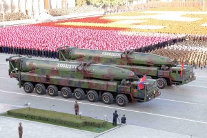 Στο «όριο» η Β. Κορέα - Μεταφέρει διηπειρωτικό πύραυλο στις ακτές