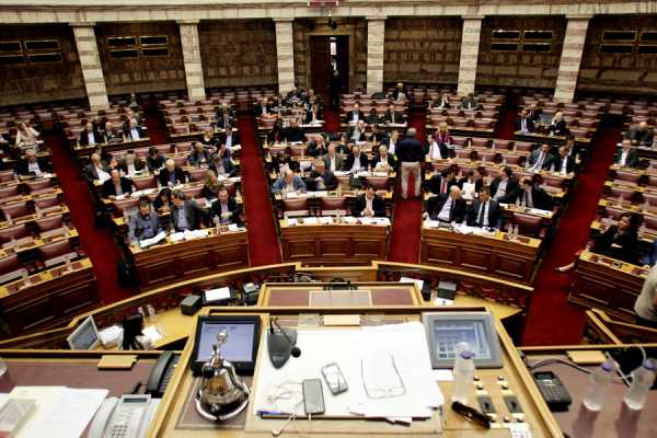 Στη Βουλή το «παράλληλο πρόγραμμα» - Οι νέες ρυθμίσεις για την ανακούφιση των πολιτών