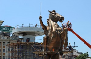 Σκόπια: Η νέα κυβέρνηση ρίχνει τα αγάλματα του Μεγάλου Αλεξάνδρου (vid)