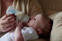 Βρεφικό γάλα: Κατά του πλαφόν στην τιμή πώλησης προσφεύγει ο Σύνδεσμος Επιχειρήσεων Παιδικών Τροφών