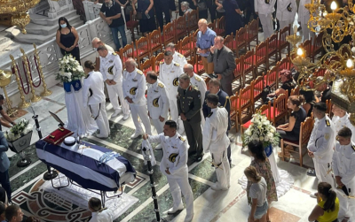 Ανείπωτη θλίψη στην κηδεία της 19χρονης Ναυτικής Δοκίμου, με στρατιωτικές τιμές η σορός της στον Μητροπολιτικό Ναό (βίντεο, εικόνες)