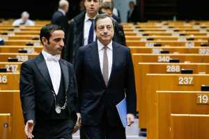 Ο Ντράγκι καλεί τις χώρες της ευρωζώνης να κάνουν μεταρρυθμίσεις