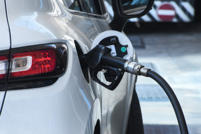 «Καύσωνας» και στα καύσιμα, πού ξεπέρασε τα 2 ευρώ η βενζίνη