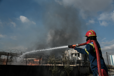 Ασπρόπυργος: Υπό μερικό έλεγχο η φωτιά σε εργοστάσιο