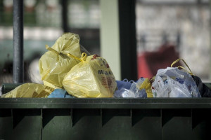 Κορονοϊός: Τι να προσέχουμε όταν πετάμε τα σκουπίδια μας - «Οδηγός» για αποφυγή του ιού