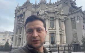 Πόλεμος στην Ουκρανία: Μήνυμα Ζελένσκι από τους δρόμους του Κιέβου, «είμαι εδώ, δεν καταθέτουμε τα όπλα» (βίντεο)