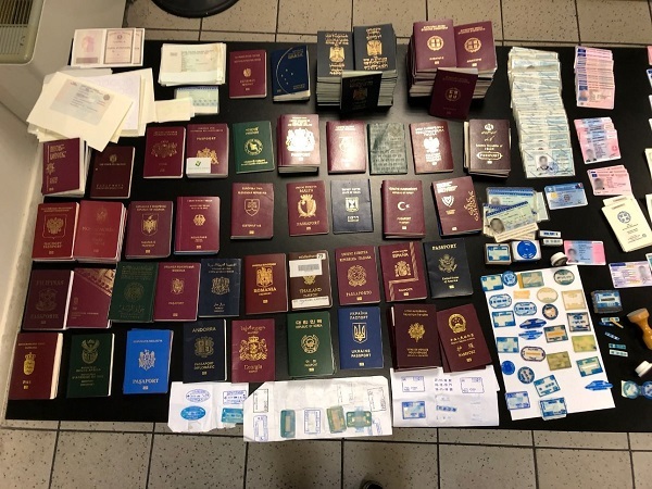 passports plasta1 solo small