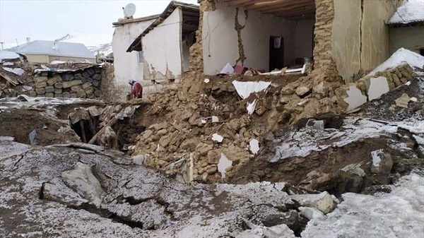 Σεισμός στην Τουρκία: Εγκλωβισμένοι στα συντρίμμια