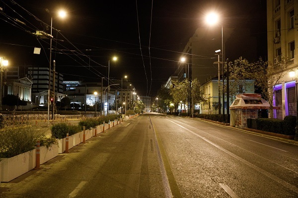 Άδειοι οι δρόμοι μετά την απαγόρευση κυκλοφορίας στην Αθηνά