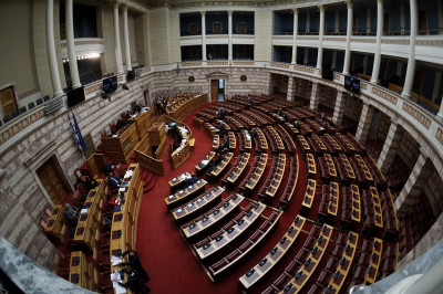 Βουλή: Αντιπαράθεση σε υψηλούς τόνους μεταξύ κυβέρνησης και αντιπολίτευσης, για τον προϋπολογισμό 2021