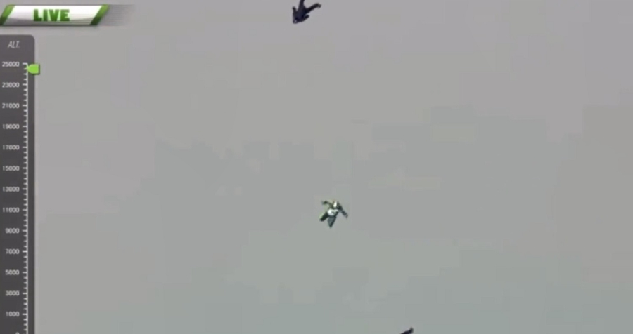 Ένας τρομερά «γενναίος» τύπος πηδάει από τα 25.000 πόδια χωρίς αλεξίπτωτο (βίντεο)