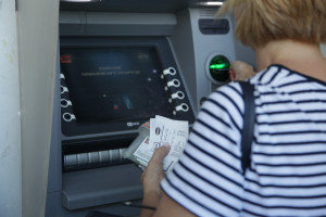 Χρεώσεις «φωτιά» στα ATM: Πόσο θα κοστίζουν από αύριο Δευτέρα 1/7 οι αναλήψεις (video)