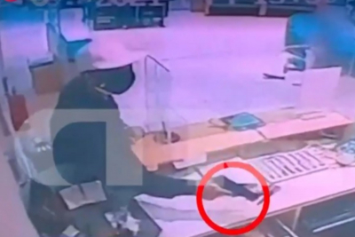 Νέα Φιλαδέλφεια: Βίντεο ντοκουμέντο από ένοπλη ληστεία σε τράπεζα, όμηρος μία γυναίκα (βίντεο)