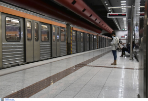 «Θαύμα» στο μετρό του Κορυδαλλού: Zωντανός απεγκλωβίστηκε ο άνδρας που έπεσε στις γραμμές