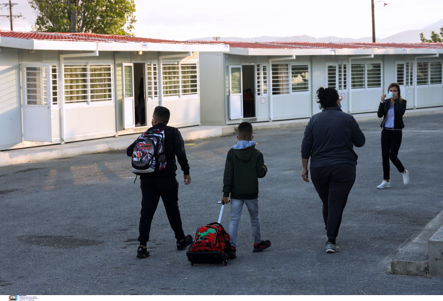 Λάρισα: Γονείς - αρνητές κρατούν μακριά τα παιδιά τους από το σχολείο - Τι απαντά το υπουργείο Παιδείας