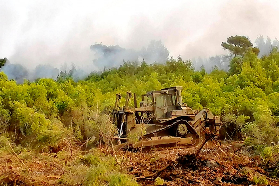 Φωτιά στα Βίλια: Mάχη να μη φτάσει το μέτωπο στην Οινόη, μέσα σε παρθένο δάσος το κύριο μέτωπο – Κινδύνευσαν πυροσβέστες (βίντεο)