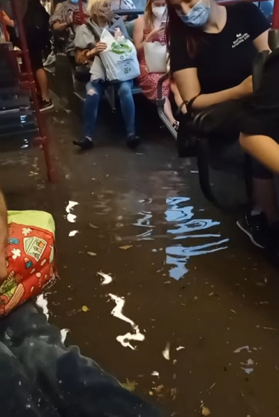 Απίστευτες εικόνες: Βρέθηκαν κάτω από ένα μέτρο νερό σε λεωφορείο του ΟΑΣΘ (βίντεο)