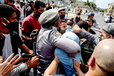 H Κούβα συνταράσσεται από αντικυβερνητικές διαδηλώσεις, ένας νεκρός (βίντεο)