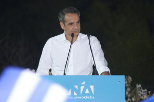 Guardian: Ο Μητσοτάκης αναλαμβάνει πρωθυπουργός με... ριζικά διαφορετικό στιλ