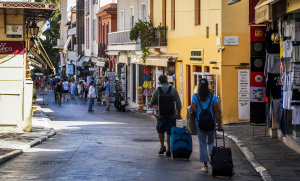 «Πετάει» ο τουρισμός: Άλμα 235,6% στις ταξιδιωτικές εισπράξεις τον Ιούλιο