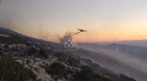 Φωτιά στον Υμηττό: Άνοιξε η Λεωφόρος Κατεχάκη - Μάχη να μην μπει η πυρκαγιά στο δάσος της Καισαριανής