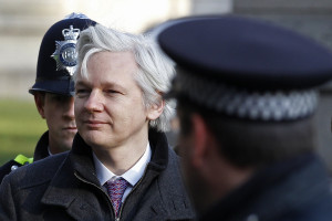 Συνελήφθη ο Τζούλιαν Ασάνζ, ο ιδρυτής των Wikileaks - Η στιγμή που τον σέρνουν έξω από την πρεσβεία του Ισημερινού (vid)