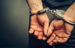 Χειροπέδες σε 23χρονο που κατηγορείται για πάνω από 15 ληστείες στα Μέγαρα