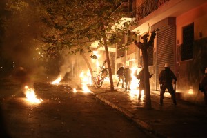 «Πεδίο μάχης» το κέντρο της Αθήνας - Πέντε συλλήψεις και 25 προσαγωγές [pics]