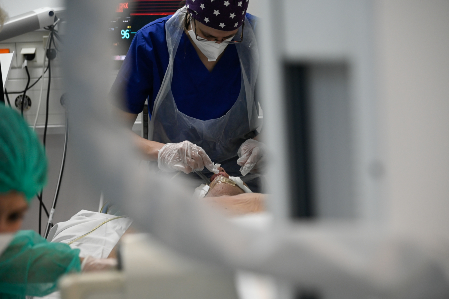 Κορονοϊός: Απότομη αύξηση εισαγωγών στα νοσοκομεία - Οι «σκληροί» δείκτες της πανδημίας και η παράταση των μέτρων