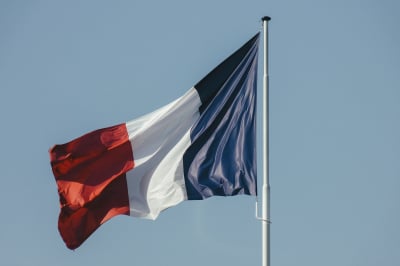 Γαλλία: Δίωξη για ανθρωποκτονία και βιασμό στην 24χρονη που κατηγορείται ότι σκότωσε τη 12χρονη κι έκρυψε το πτώμα σε βαλίτσα
