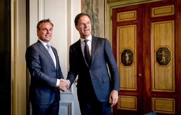 Ορκίσθηκε η νέα κυβέρνηση στην Ολλανδία - Ξανά πρωθυπουργός ο Μαρκ Ρούτε
