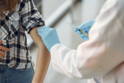Απίστευτο: 23χρονη έλαβε κατά λάθος έξι δόσεις του εμβολίου Pfizer-BioNTech