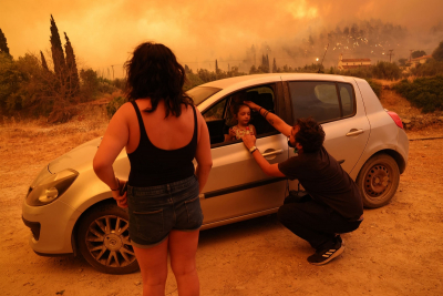 Φωτιά στην Εύβοια: «Τρελάθηκα, βλέπαμε τις φλόγες, ήμασταν απέναντι» - Τι λέει η μητέρα της μικρής Βαλεντίνας (βίντεο)