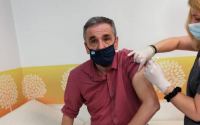 Τσακαλώτος: «Είδα τον Πρωθυπουργό και κατάλαβα ότι πρέπει να εμβολιαστώ γυμνόστηθος» (εικόνα)