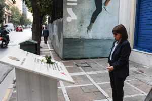 Η Σακελλαροπούλου στο μνημείο των θυμάτων της Marfin