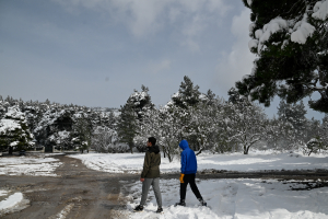 Βροχή τα «112»: Έντονα φαινόμενα «επισκέπτονται» την Αττική, πού θα ρίξει μέχρι και 50 πόντους χιόνι