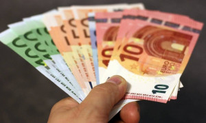 800 ευρώ: Αυξάνονται οι δικαιούχοι - Τροπολογία στη Βουλή