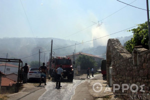 Μαίνεται η φωτιά στη Μεσσηνία: Εκκενώθηκε η Μαθία – Στις αυλές των σπιτιών έφτασαν οι φλόγες