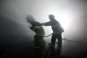 Εγκλωβισμένο κατάκοιτο άτομο σε φωτιά κατοικίας στην Στυλίδα