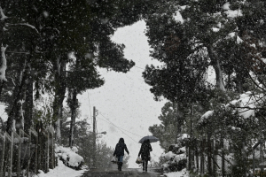 Κακοκαιρία «Μπάρμπαρα»: Πυκνή χιονόπτωση σε Χαλκιδική και Βόλο