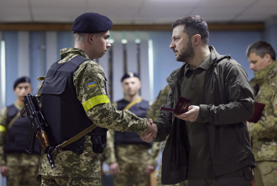 Ουκρανία: Ομοβροντία εκρήξεων στο Χάρκοβο μετά την επίσκεψη Ζελένσκι στην πρώτη γραμμή