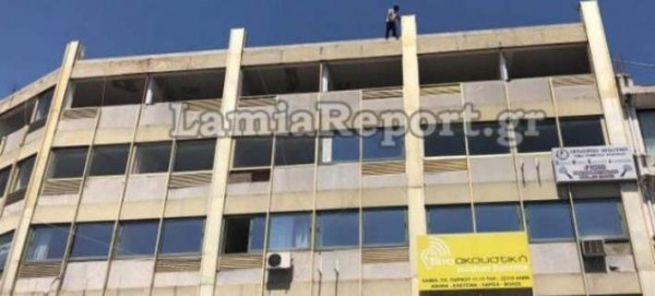 Η στιγμή που αστυνομικός αποτρέπει την αυτοκτονία άντρα στη Λαμία