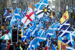 Σκωτία: Χιλιάδες διαδηλωτές στο δρόμο υπέρ της ανεξαρτησίας